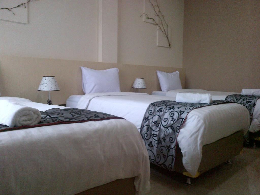 Santa Monica Hotel And Convention Ciherangsating Δωμάτιο φωτογραφία